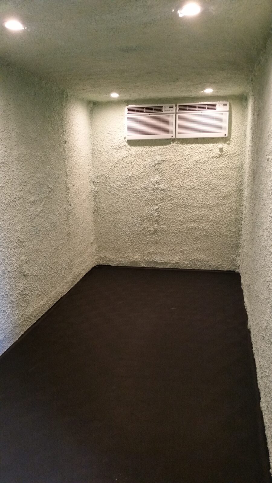 The small cold room spray-foamed